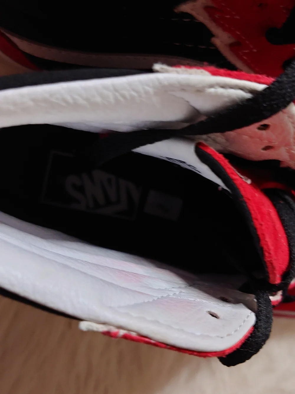 Vans Black and Red Skate Shoe M7. 5 W9 Limited Edition Lightning Bolts
